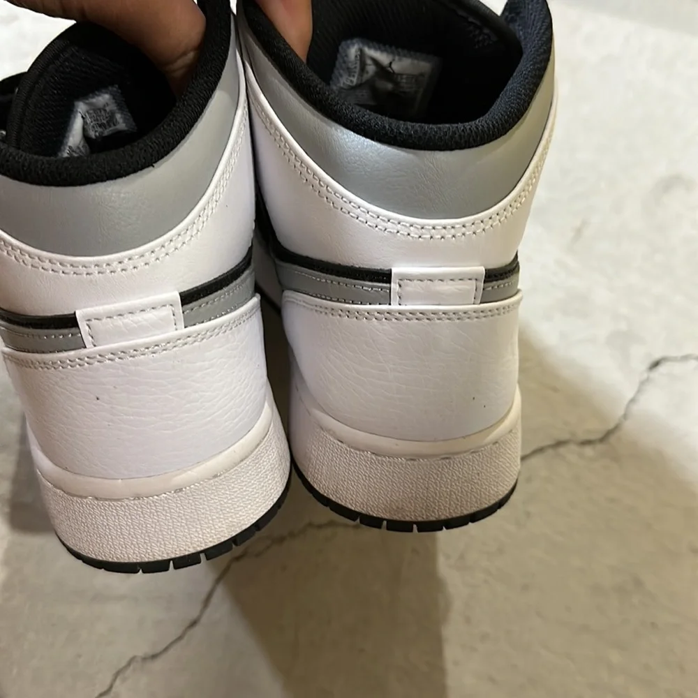 Jordan Air 1 Mid Black/White-Lt Smoke Grey Youth 554725 073 - Size 6Y - Picture 2 of 6